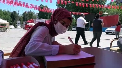 hain darbe girisimi -  Isparta’da vatandaşlar 15 Temmuz’la ilgili duygularını anı defterine aktarıyor Videosu