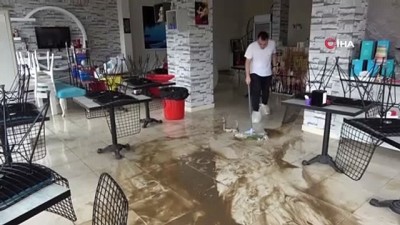 yagmur -  Trabzon'da şiddetli yağış etkili oldu, Arap turistin aracı çukura düştü Videosu