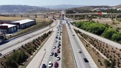  43 ilin geçiş güzergahında trafik yoğunluğu: Kilometrelerce araç kuyruğu oluştu