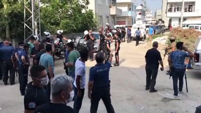 ADANA - Kavgaya müdahale eden polis, kamyonetin çarpmasıyla yaralandı