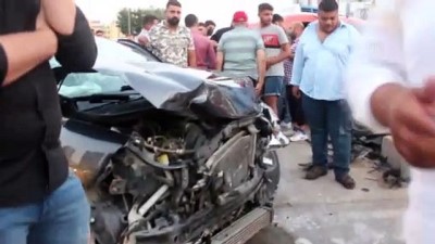 ADANA - Otomobil ile hafif ticari araç çarpıştı: 3 yaralı