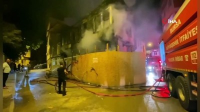  İnegöl'de 2 katlı metruk bina alev alev yandı