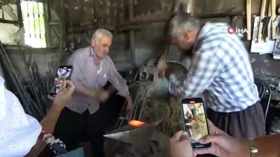 demirli -  Kurban bayramına sayılı günler kala demirci ustasının zorlu mesaisi Videosu
