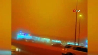 kum firtinasi -  - Suudi Arabistan'da kum fırtınası gökyüzünü turuncuya bürüdü Videosu