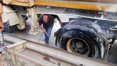 hafriyat kamyonu -  Dumanları gören vatandaş bahçe suladığı hortumu alarak yardıma koştu Videosu