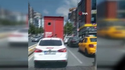 tehlikeli yolculuk -  Esenyurt’ta kamyon arkasında tehlikeli yolculuk kamerada Videosu