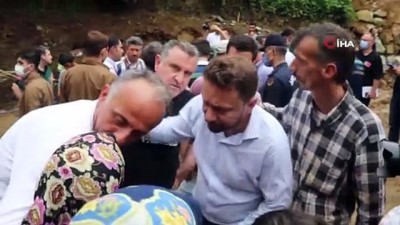 yasli kadin -  Gülizar Nine'nin hac için biriktirdiği parayı sel suları götürdü Videosu