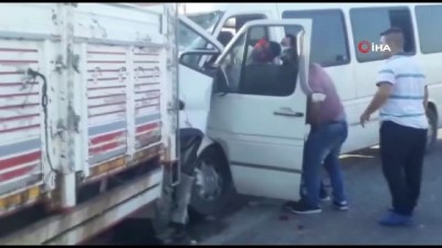 yolcu tasimaciligi -  Kamyonet ile minibüsün çarpıştığı kazada can pazarı Videosu