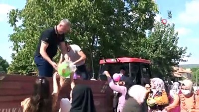  Mahalle muhtarı çocuklara bayramlık, top ve dondurma dağıttı