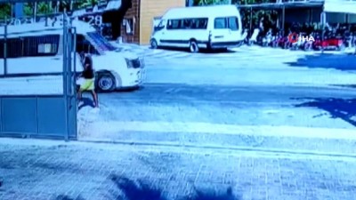 motosiklet surucusu -  Motosiklet sürücüsünün ölümden döndüğü anlar kamerada Videosu