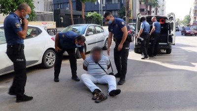 polis memuru -  Sokakta ihtiyaç giderirken yakalandı, kelepçelenince kemanının derdine düştü Videosu