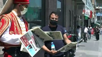 yerel gazete -  Yeniçeri kıyafeti ile gazete dağıttı Videosu