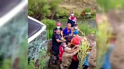 ambulans helikopter -  Ağrı’da yolcu otobüsü devrildi: 27 yaralı Videosu