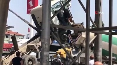 ust gecit -  Damperi açık kalan kamyon üst geçide çarptı Videosu