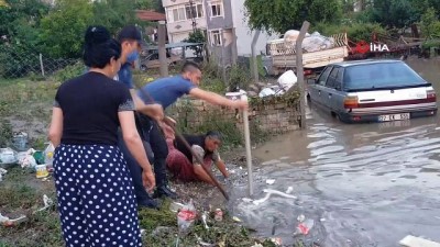  Edirne’de sağanak yağış sokakları göle çevirdi, iş yerlerini su bastı