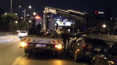 luks arac -  Kadıköy’de makas atan otomobil ticari taksiye çarptı, sürücü aracı bırakıp kaçtı Videosu