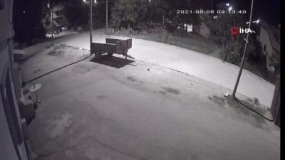  Kapüşonlu gençlerin motosiklet hırsızlığı kamerada