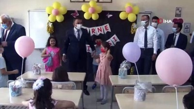 karne heyecani -  - Siirt Valisi Hacıbektaşoğlu, öğrencilerle, karne heyecanı yaşadı Videosu