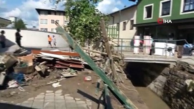 yagmur -  -  Avusturya’da sel mağduru Türk çift, yaşadıklarını anlattı
- Salih Karaaslan: “Komşum Alexander Eisenmann hiç tereddütsüz suya atlayıp bize yardım etti” Videosu