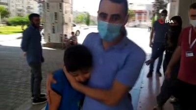 kurban kesimi -  Babasına kurban kesmek için yardım eden çocuk elini kesti Videosu