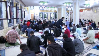 bayramlasma -  - Berlin'de Müslümanlar Kurban Bayramı namazı için camilere akın etti Videosu