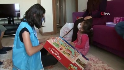 bayram ziyareti -   Akranlarından Elazığ depreminin sembol ismi Yüsra bebek ve annesine bayram ziyareti Videosu