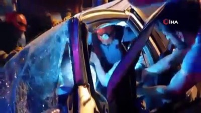 altin -  Bandırma'da iki araç çarpıştı : 5 yaralı Videosu