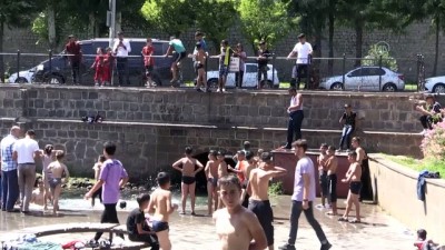 calisan cocuklar - DİYARBAKIR - Sıcaktan bunalan çocuklar süs havuzunu doldurdu Videosu