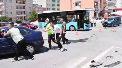 SİVAS - Otomobil ile hafif ticari araç çarpıştı: 4 yaralı