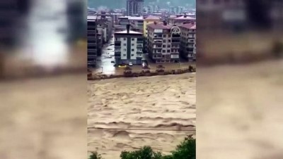 kapanma - ARTVİN - Arhavi'de derenin taşması sonucu bazı ev ve iş yerlerini su bastı (5) Videosu