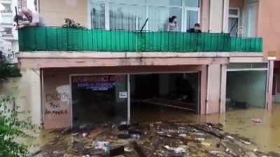 kapanma - ARTVİN - Arhavi'de derenin taşması sonucu bazı ev ve iş yerlerini su bastı (6) Videosu