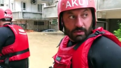 su baskini - ARTVİN - Arhavi'de ev, iş yeri ve araçlarında mahsur kalan vatandaşlar botlarla kurtarıldı (2) Videosu