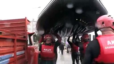 kucuk cocuk - ARTVİN - Arhavi'de ev, iş yeri ve araçlarında mahsur kalan vatandaşlar botlarla kurtarıldı (3) Videosu