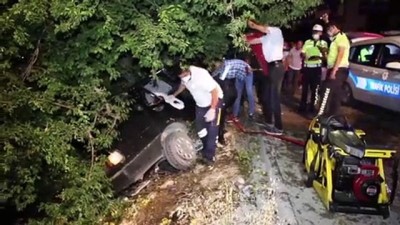 sulama kanali - BOLU - Ağaca çarpan otomobilde sıkışan sürücü itfaiye ekibince kurtarıldı Videosu