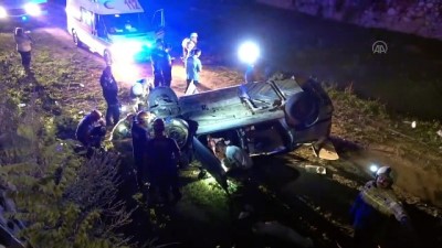 su kanali - BURSA - Bir araçla çarpıştıktan sonra su kanalına düşen otomobildeki 5 kişi yaralandı Videosu