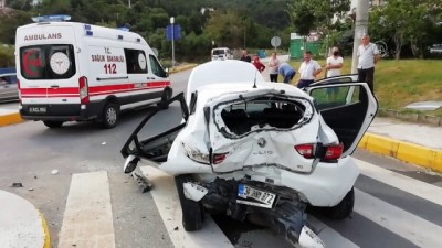 saglik personeli - KOCAELİ - Panelvan ile otomobil çarpıştı: 3 yaralı Videosu