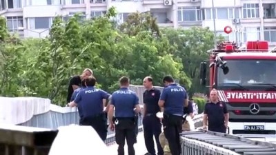 polis araci -  Köprü korkuluklarına çıkan şahıs sigara ile intihardan vazgeçti Videosu
