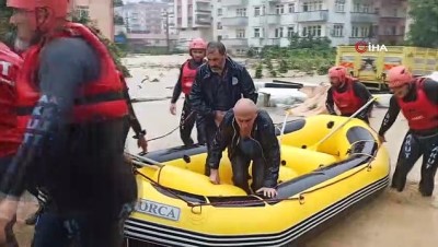  Otomobiller sel suları altında kaldı...Mahsur kalan vatandaşlar botlarla kurtarıldı