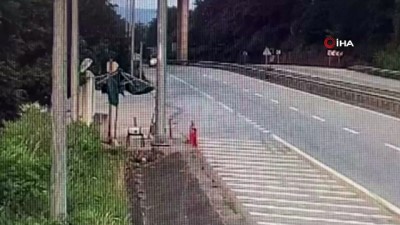 kamera -  Seyir halindeki kamyonete böyle çarptı Videosu