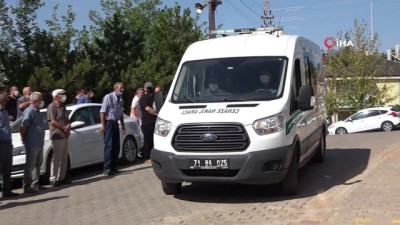 kucuk kiz -  Trafik kazasında bir aile hayatını kaybetti: Öğretmen çift ve iki çocuğu toprağa verildi Videosu