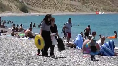  Van Gölü’nün mavi bayraklı plajı tatilcilerin akınına uğradı