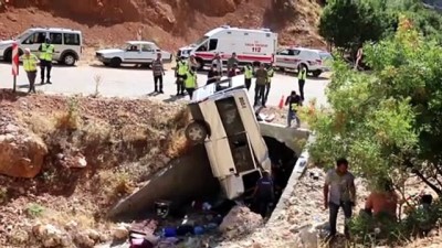 trafik guvenligi - ADIYAMAN - Minibüs şarampole devrildi: 2 ölü, 4 yaralı Videosu