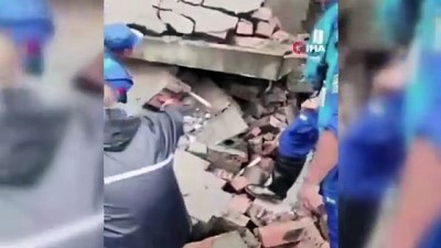 bebek -  - Çin'i vuran selde çöken evin altında kalan bebek sağ olarak çıkarıldı Videosu