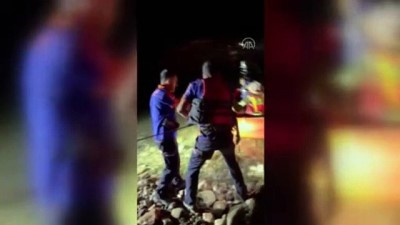 mahsur kaldi - DİYARBAKIR - Dicle Nehri kıyısında mahsur kalan 21 kişi AFAD ve JAK ekiplerince kurtarıldı Videosu