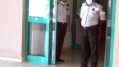 polis araci -  Hasta yakınları polis ve sağlıkçılara saldırdı Videosu