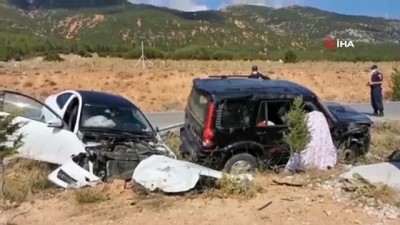 karahisar -  İki otomobil kafa kafaya çarpıştı: 1 ölü, 2 yaralı Videosu