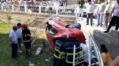 direksiyon -  Kontrolden çıkan otomobil apartman bahçesine devrildi Videosu