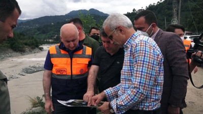 ARTVİN - Ulaştırma ve Altyapı Bakanı Karaismailoğlu, Artvin'de selin etkili olduğu alanları inceledi