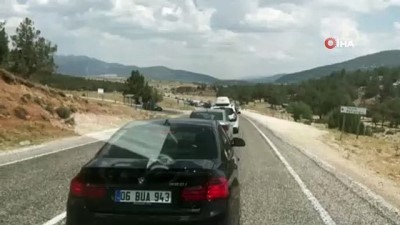 polis ekipleri -  Bayram dönüşü hatalı sollama kazaya neden oldu: 4 yaralı Videosu