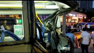 osmanpasa - İSTANBUL - Gaziosmanpaşa'da freni boşalan kamyonet yolcu minibüsüne çarptı Videosu